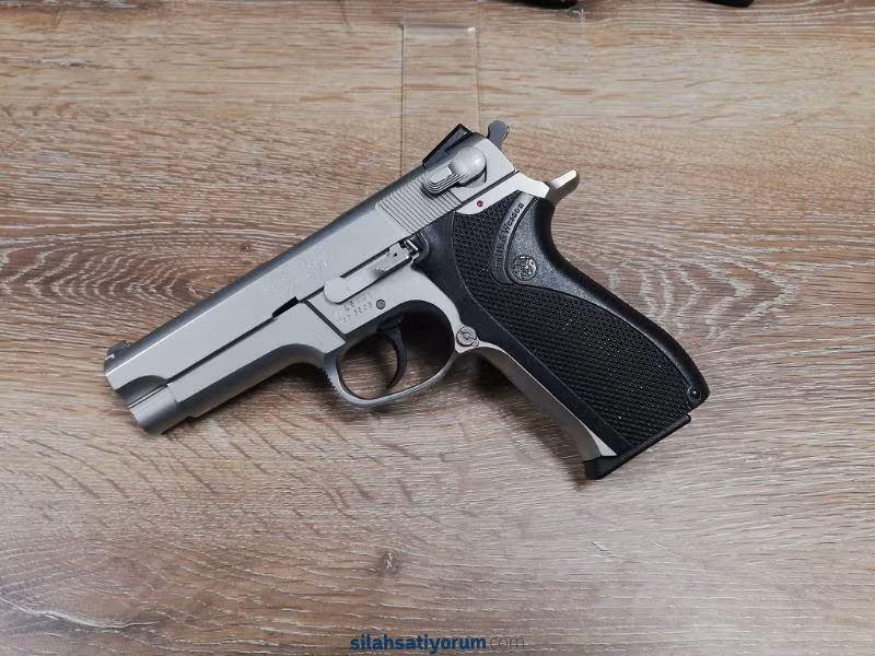 Smith Wesson 5906 kullanılmış temiz durumda.