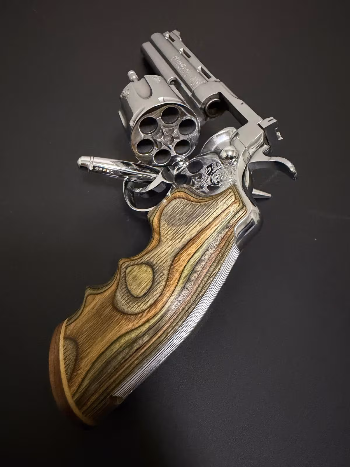 Colt python 357 magnum 6inç Türkiye tek Sıfırdan farksız oynanmamış bir silah.