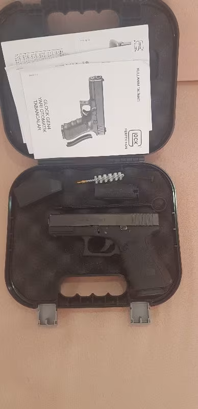Hic kullanilmamis sifir ayarinda tertemiz Glock 19