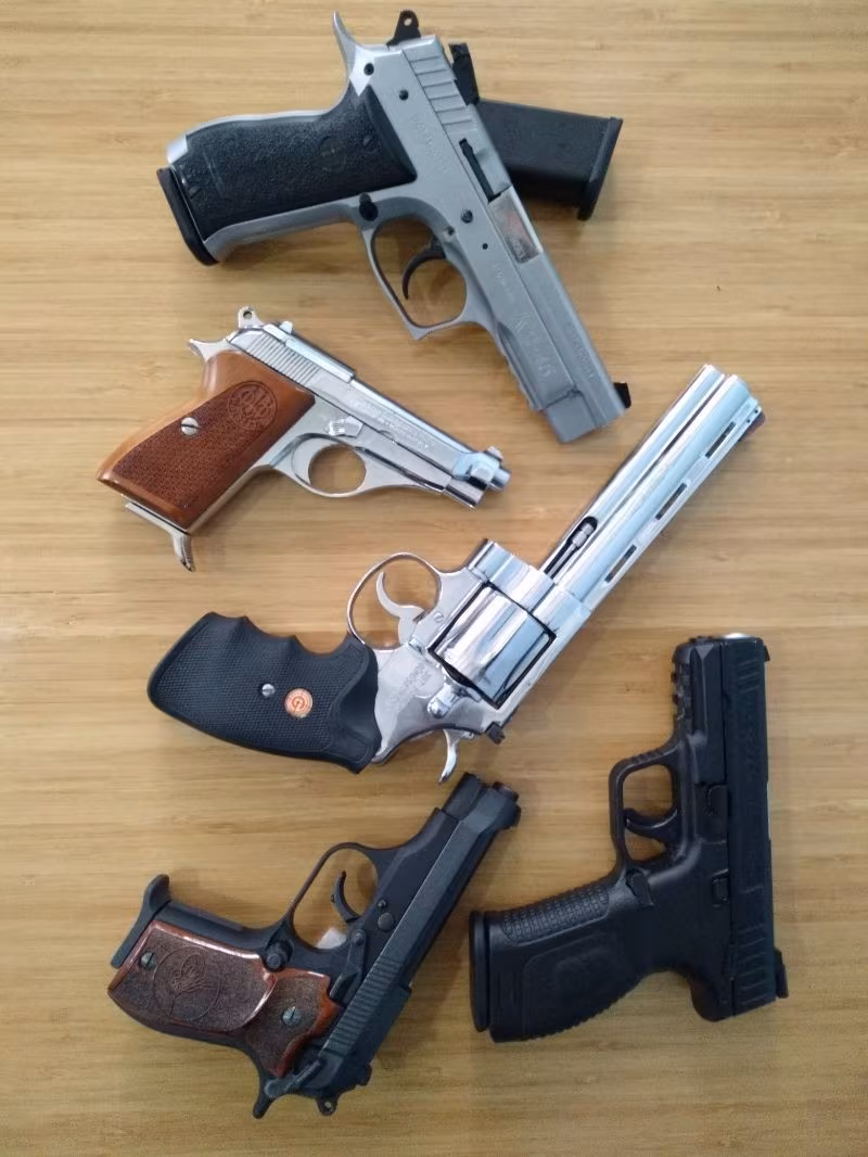 Temiz ihtiyaç fazlası tabancalar