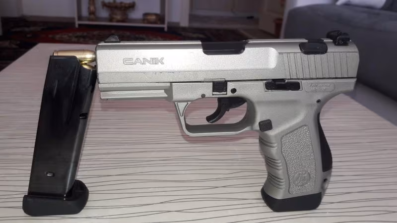 emniyet mensubundan sadece 50 mermi atılmış temiz bir tabanca