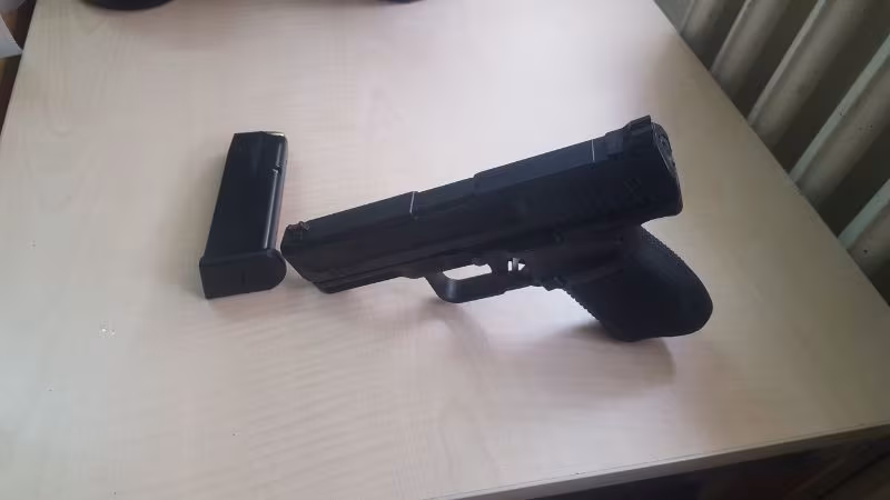 emniyet mensubundan sadece5 mermi atılmış temiz bir tabanca